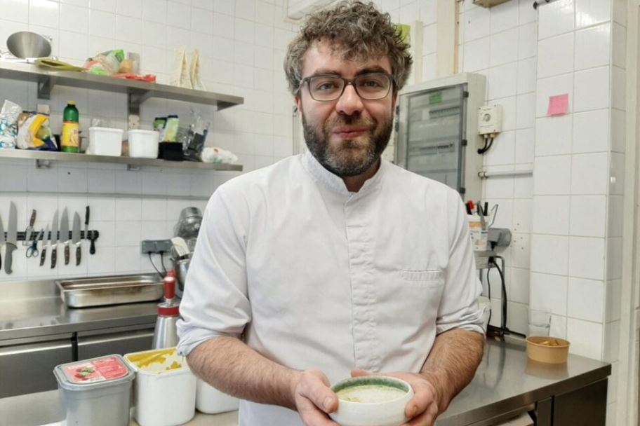 Le chef de La Tentation des Mets dans sa cuisine
